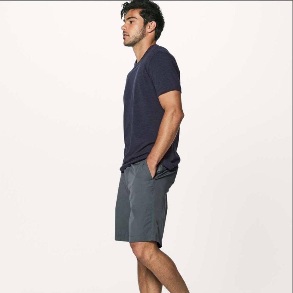 Lululemon Athletica Carry On Shorts In Fog Horn SZ 28